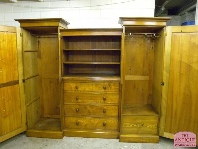 Antieke Kledingkast